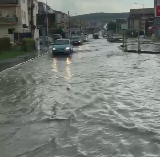 VIDEO. Furtuna a făcut RAVAGII în Florești! Străzi INUNDATE și ploaie cu GHEAȚĂ.